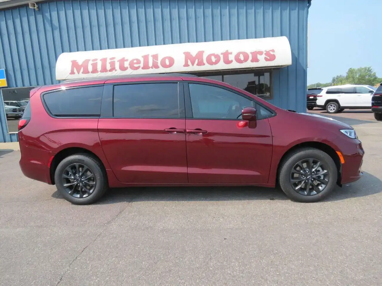 2021 Chrysler Pacifica Touring's photo