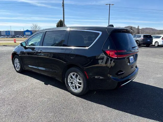2026 Chrysler Pacifica Select photo 5