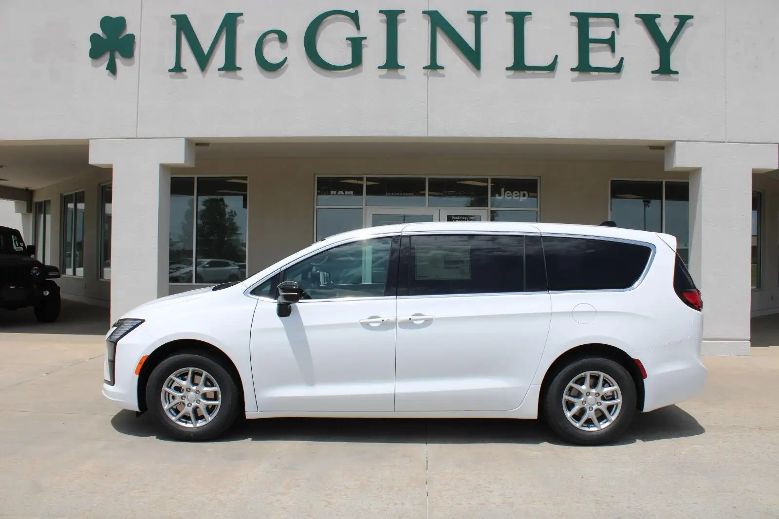 2027 Chrysler Pacifica Select photo 1