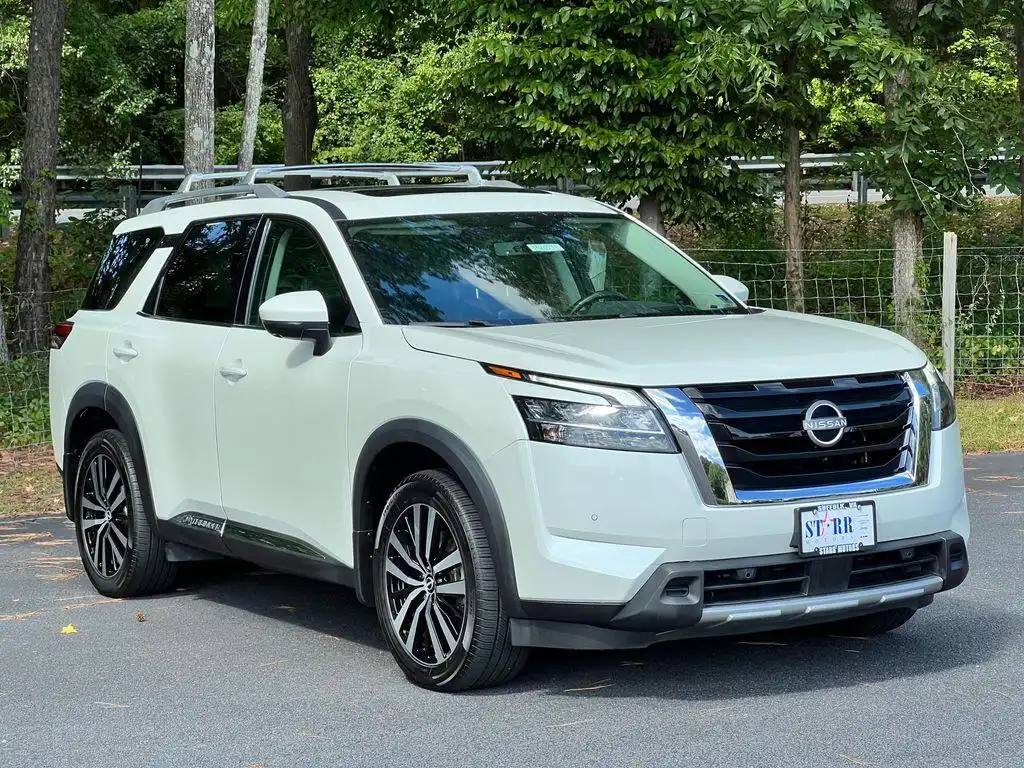 2023 Nissan Pathfinder Platinum FWD's photo