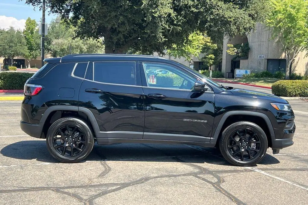 2026 Jeep Compass Altitude 4X4 photo 3