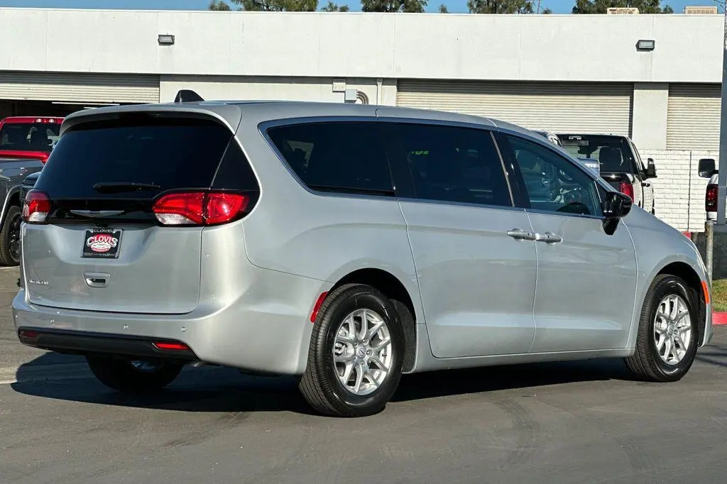 2026 Chrysler Voyager LX photo 4