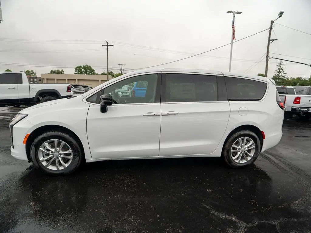 2027 Chrysler Pacifica Select AWD photo 4