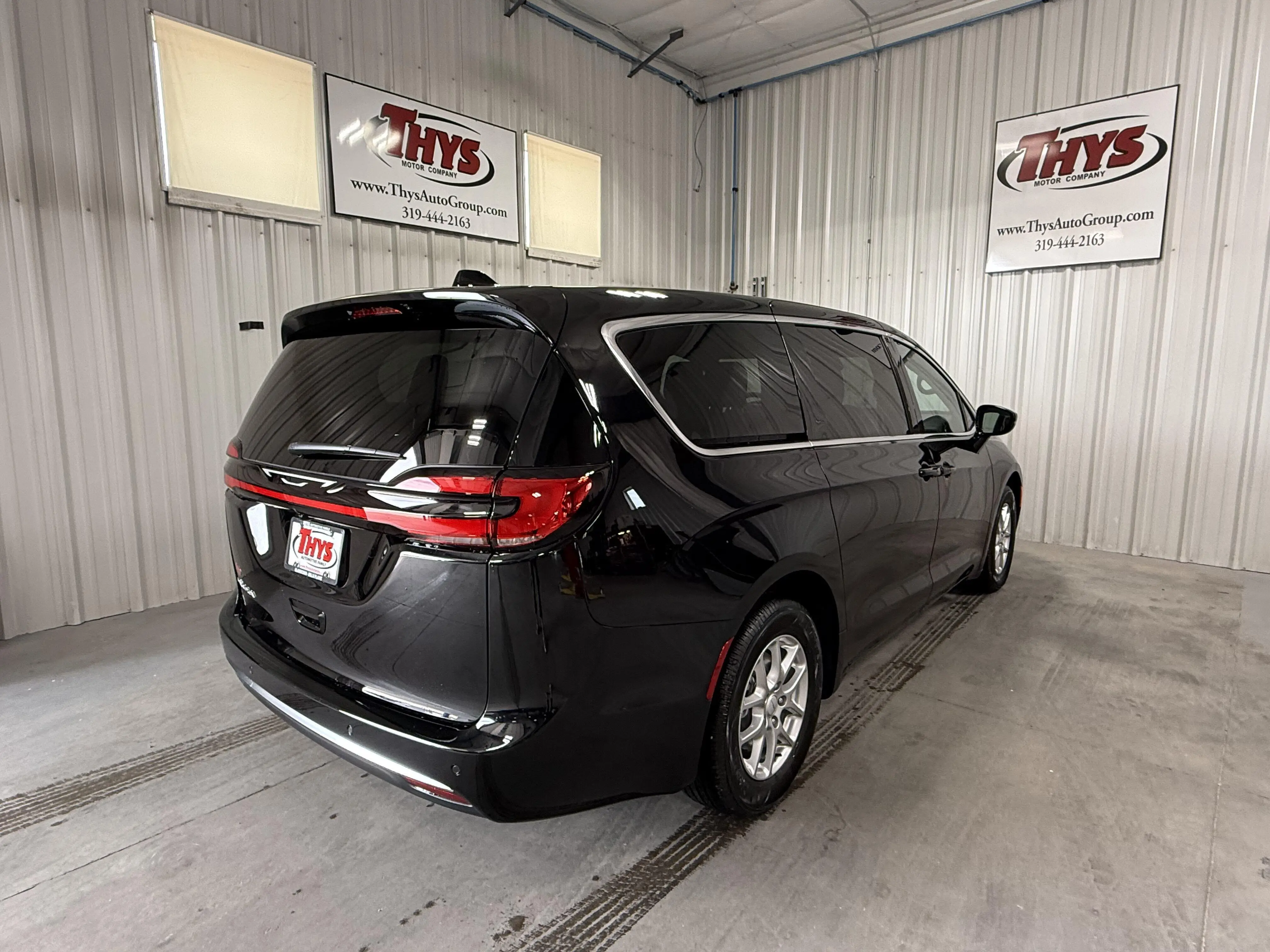 2027 Chrysler Pacifica Select photo 3