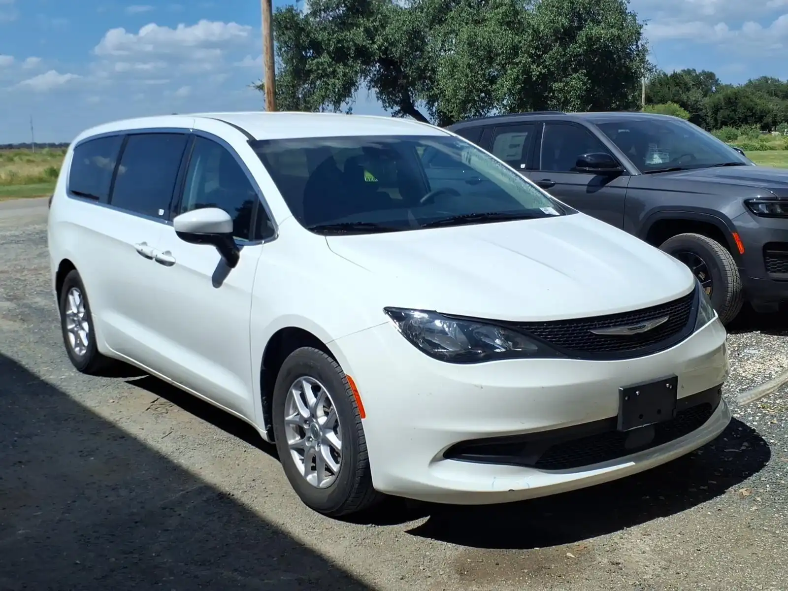 2023 Chrysler Voyager LX's photo