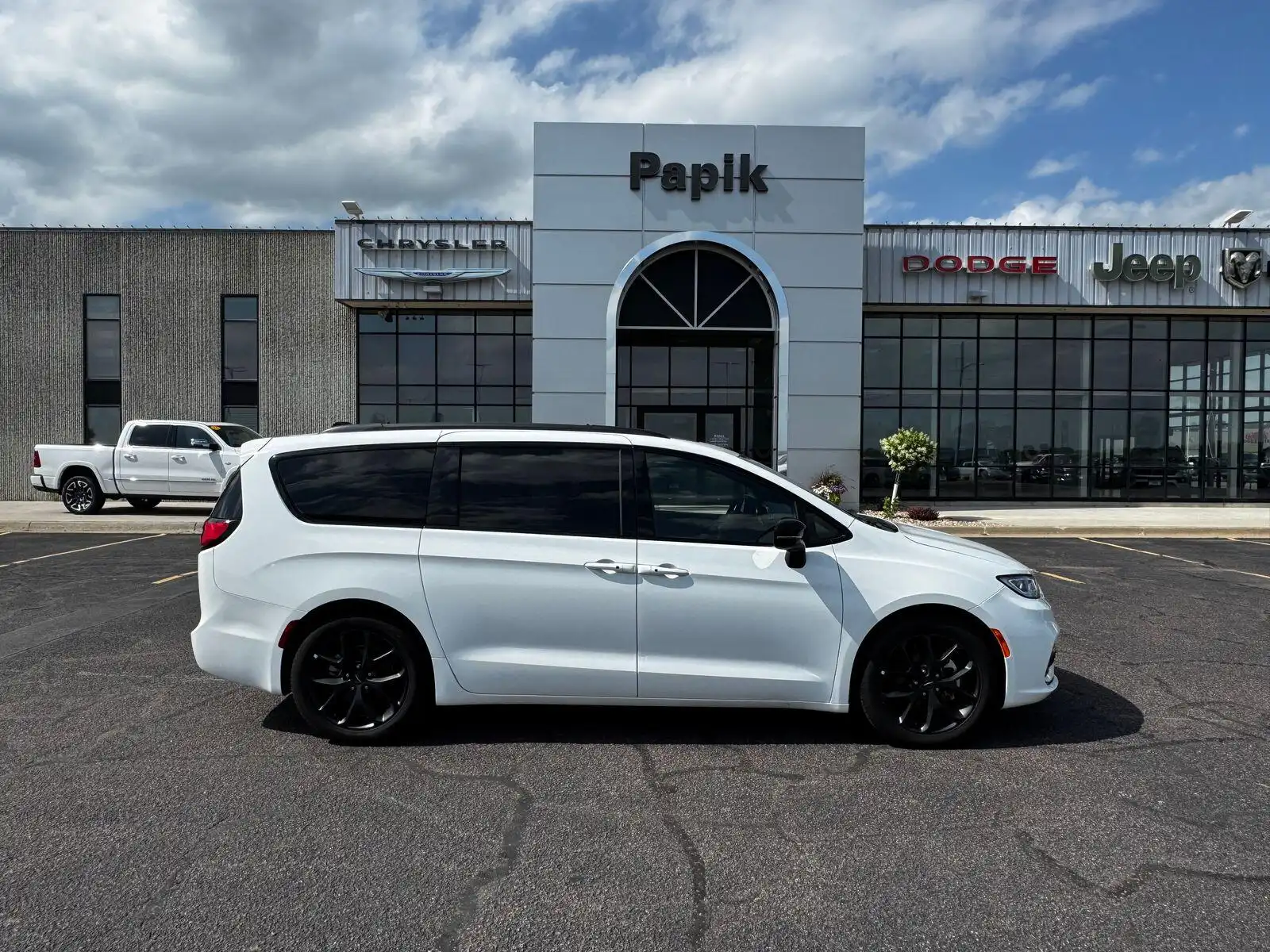 2025 Chrysler Pacifica Limited's photo