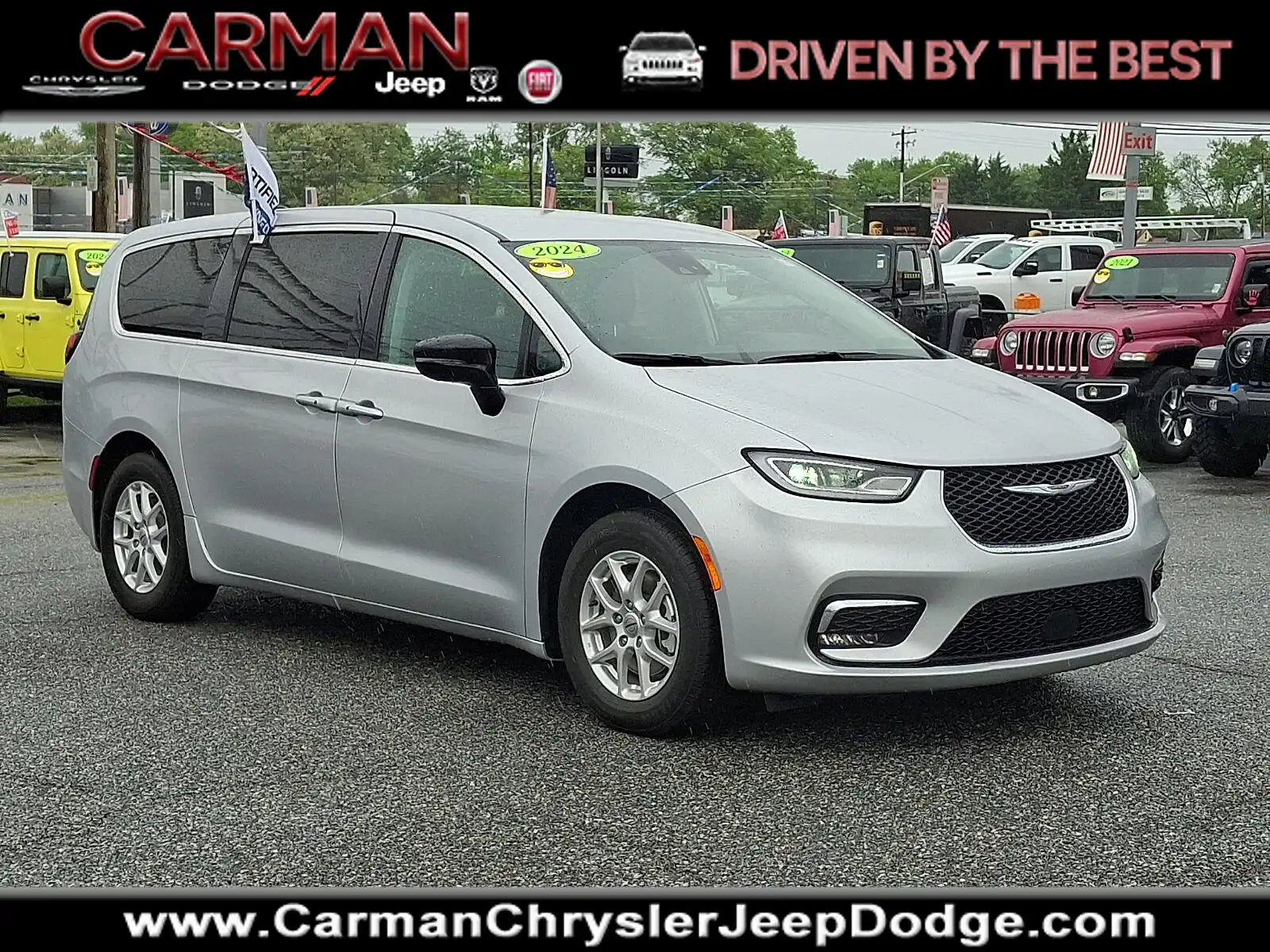 2024 Chrysler Pacifica Touring L's photo