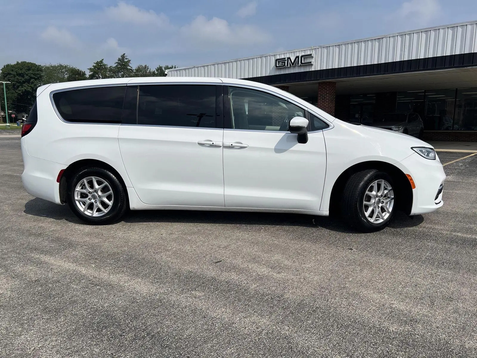 2023 Chrysler Pacifica Touring L photo 3