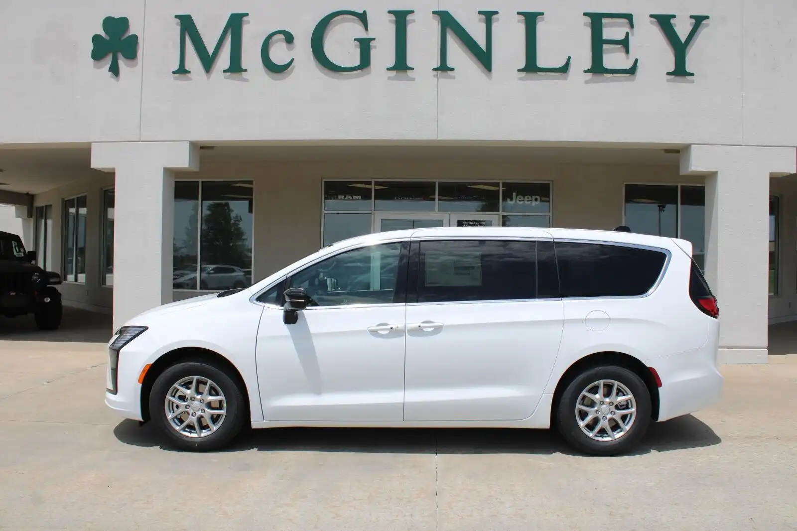 2027 Chrysler Pacifica Select's photo