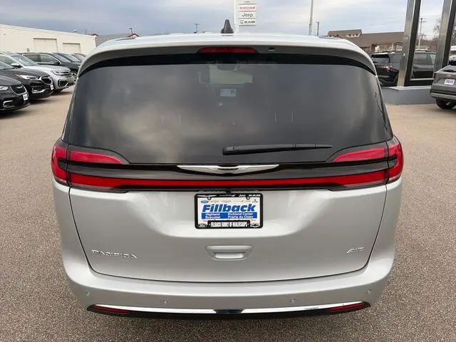 2026 Chrysler Pacifica Select AWD photo 5