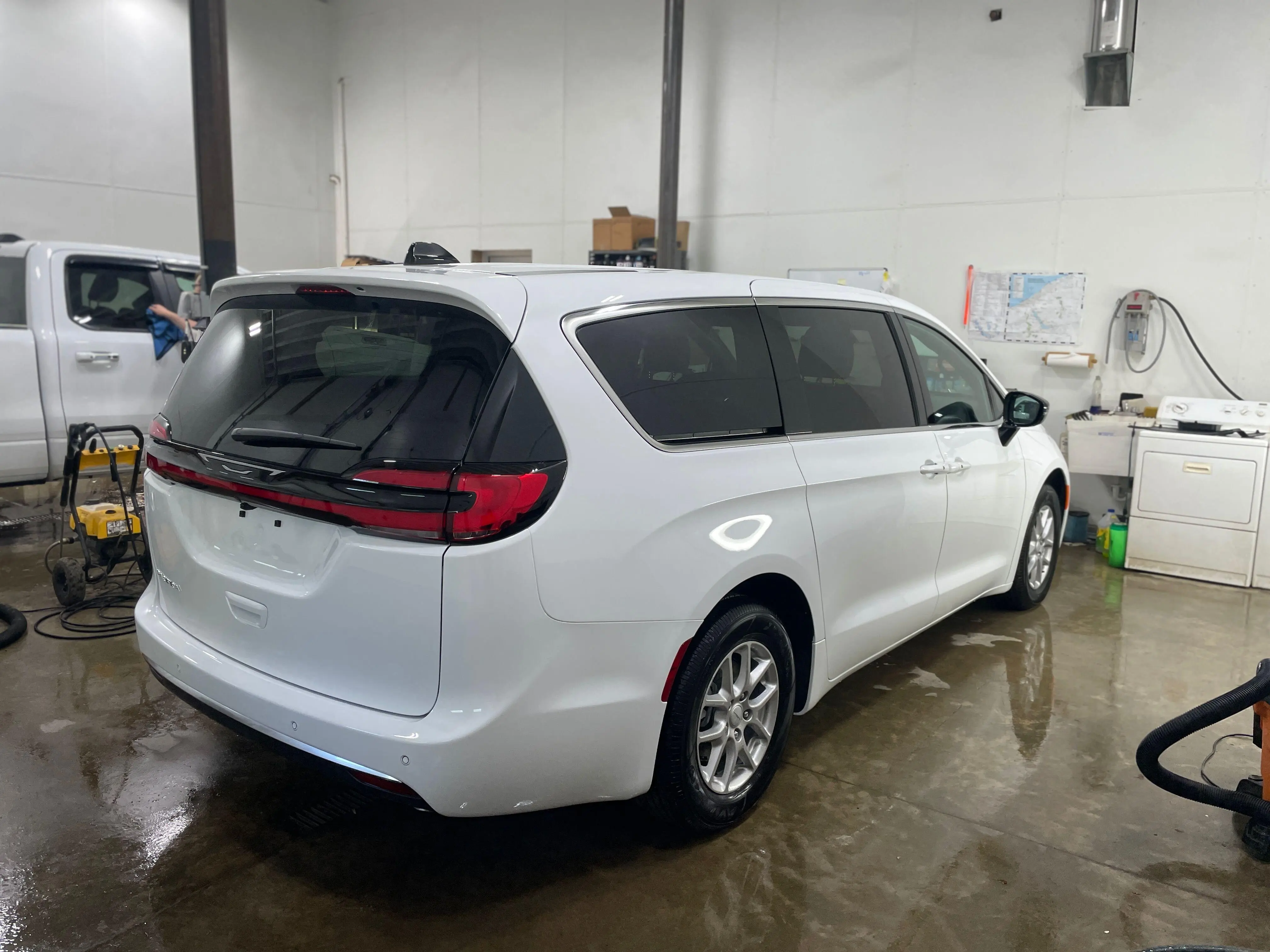 2027 Chrysler Pacifica Select photo 4
