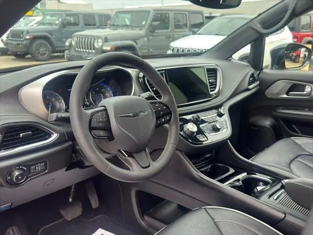 2023 Chrysler Pacifica Limited AWD photo 5