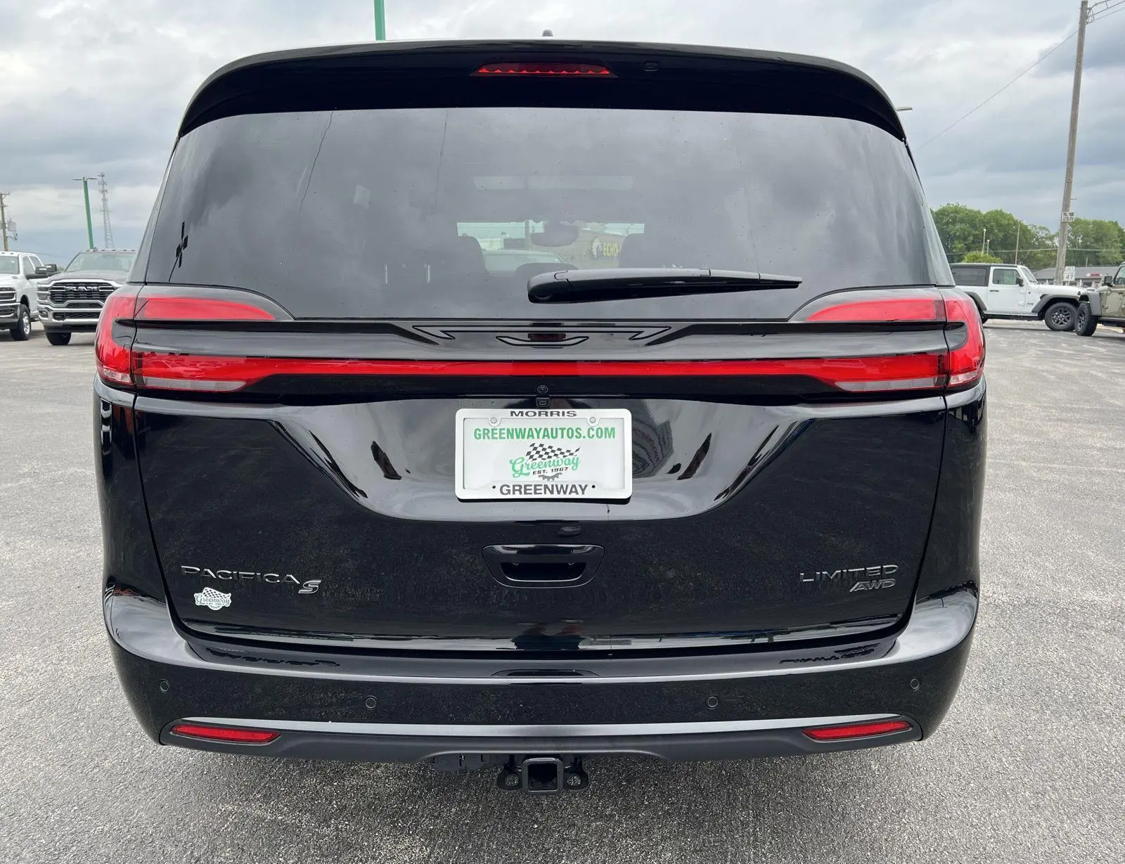 2027 Chrysler Pacifica Limited AWD photo 5