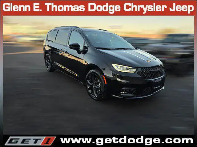 2026 Chrysler Pacifica Select's photo