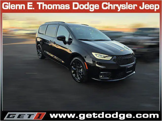 2026 Chrysler Pacifica Select photo 1