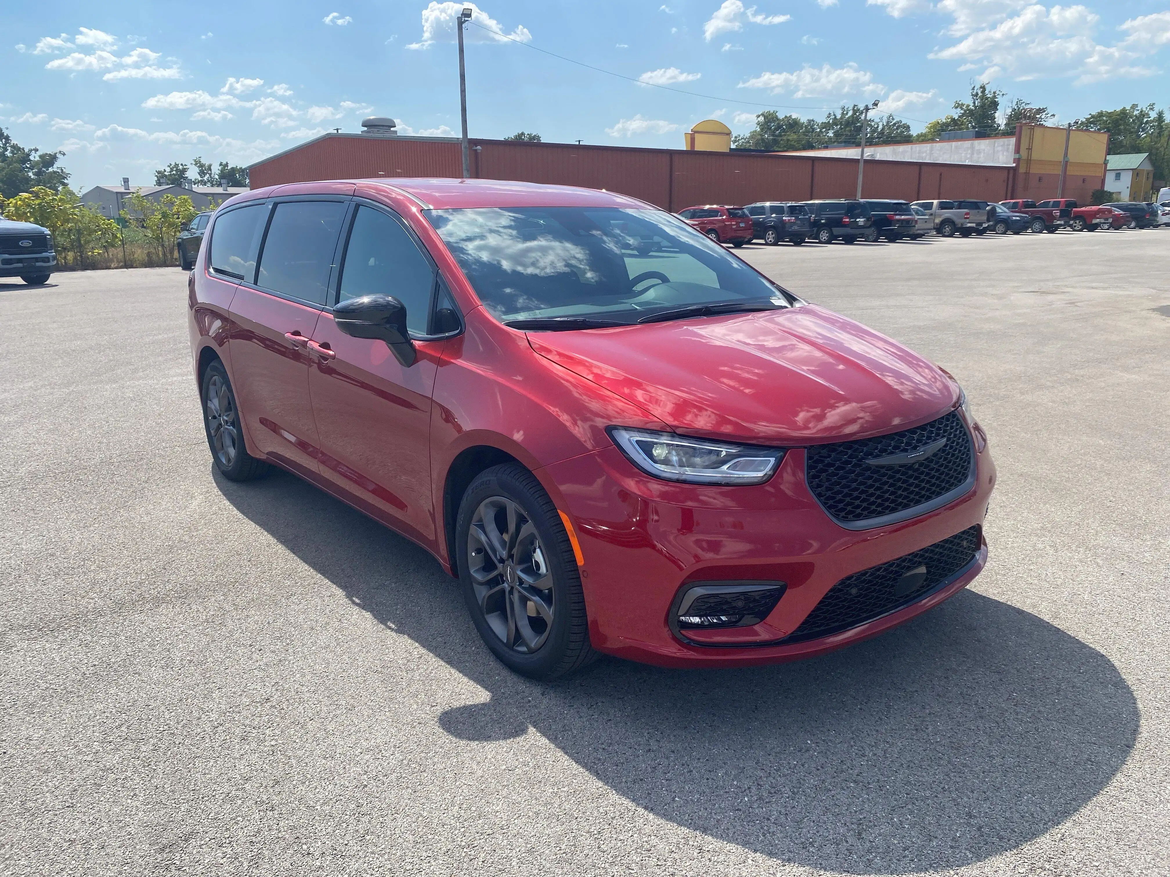 2026 Chrysler Pacifica Select's photo