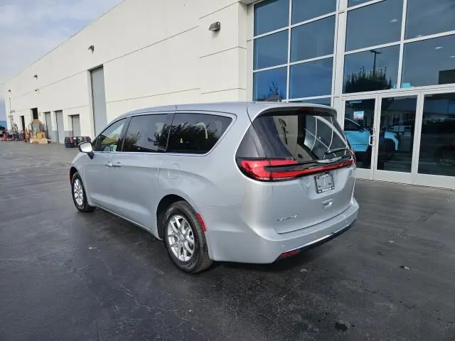2026 Chrysler Pacifica Select photo 3
