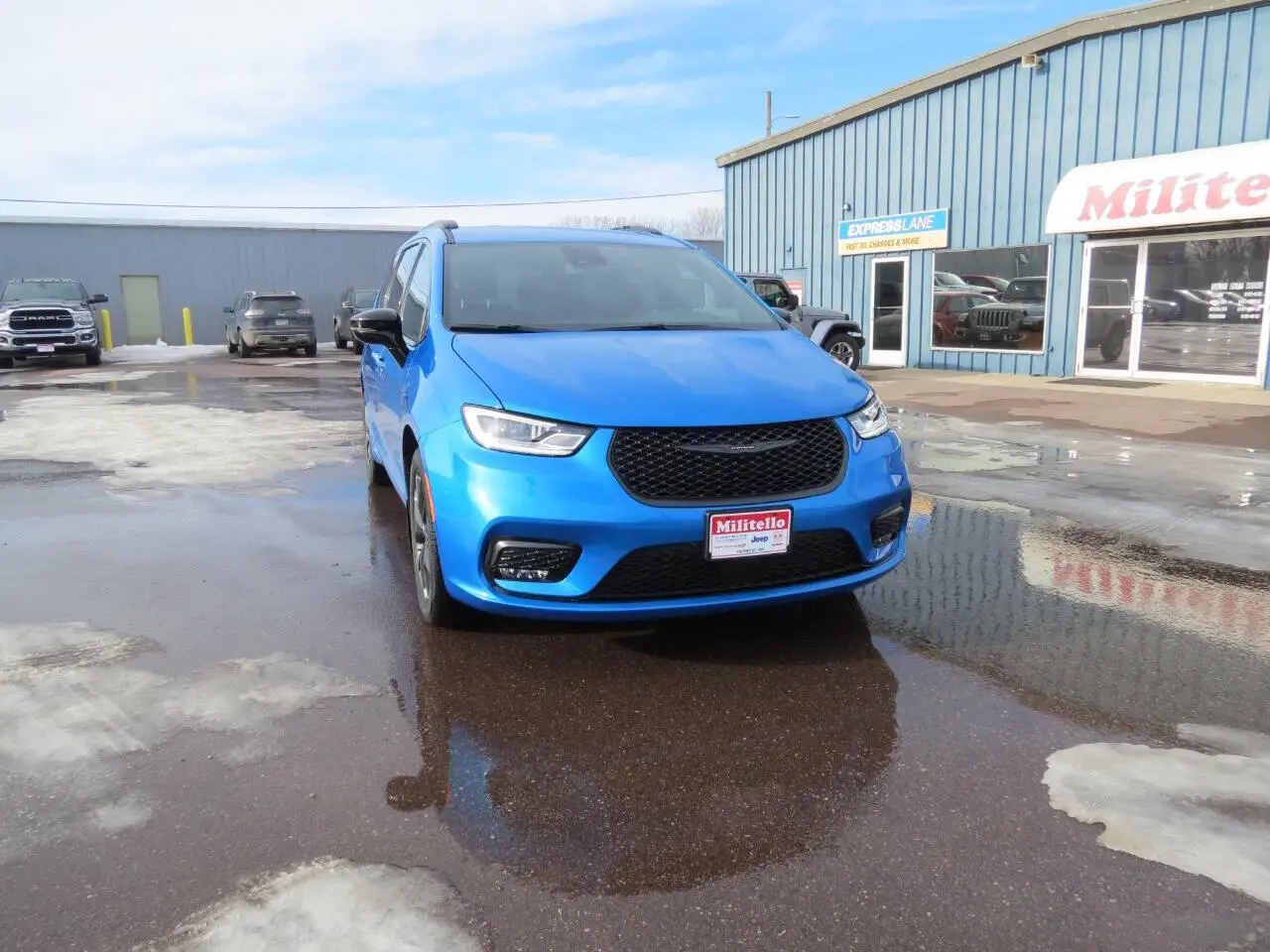2026 Chrysler Pacifica Select photo 3