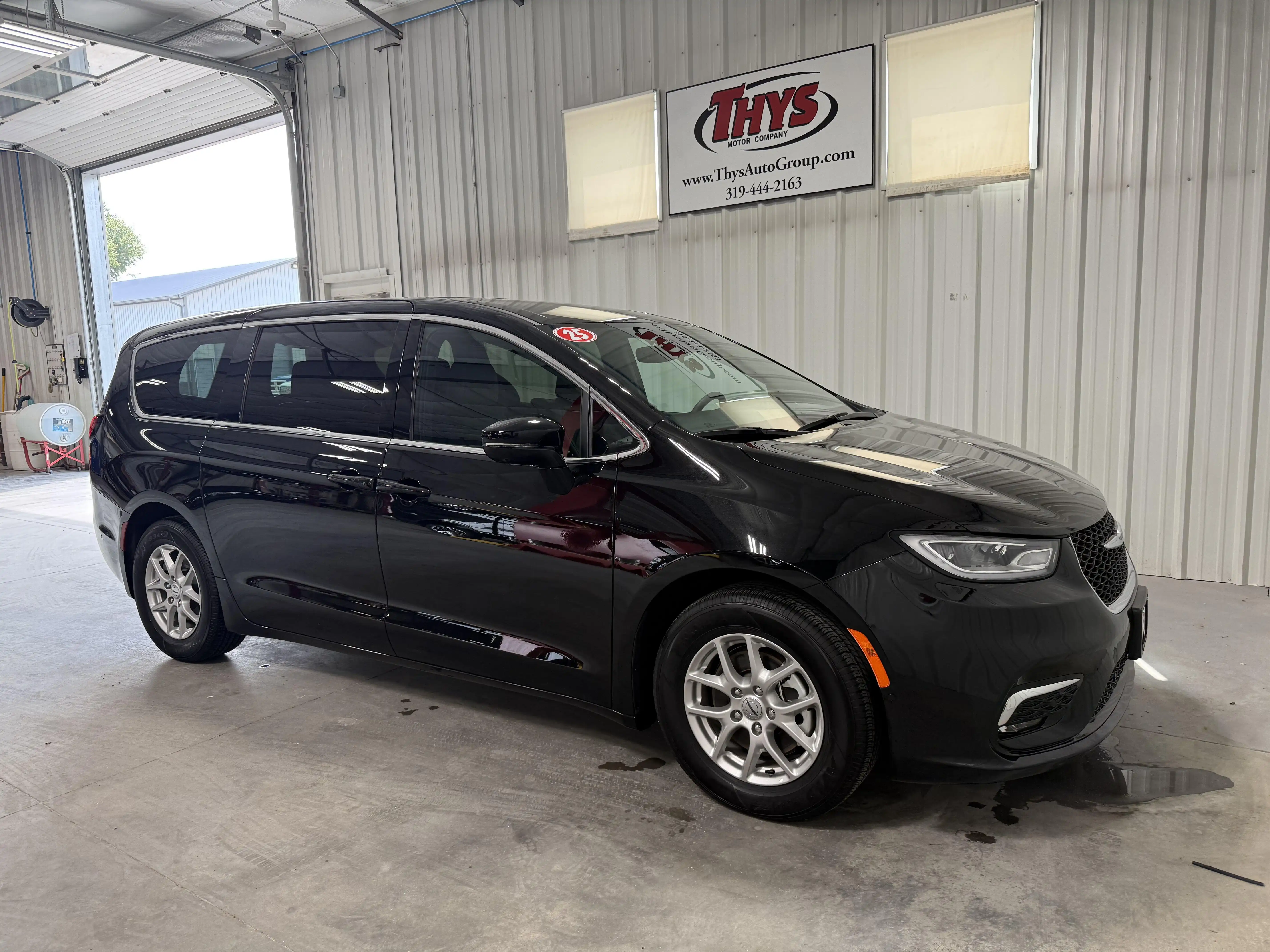 2025 Chrysler Pacifica Select's photo