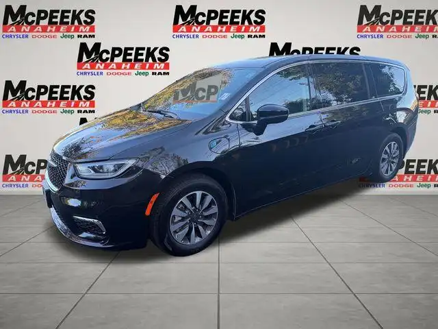 2023 Chrysler Pacifica Hybrid Touring L's photo