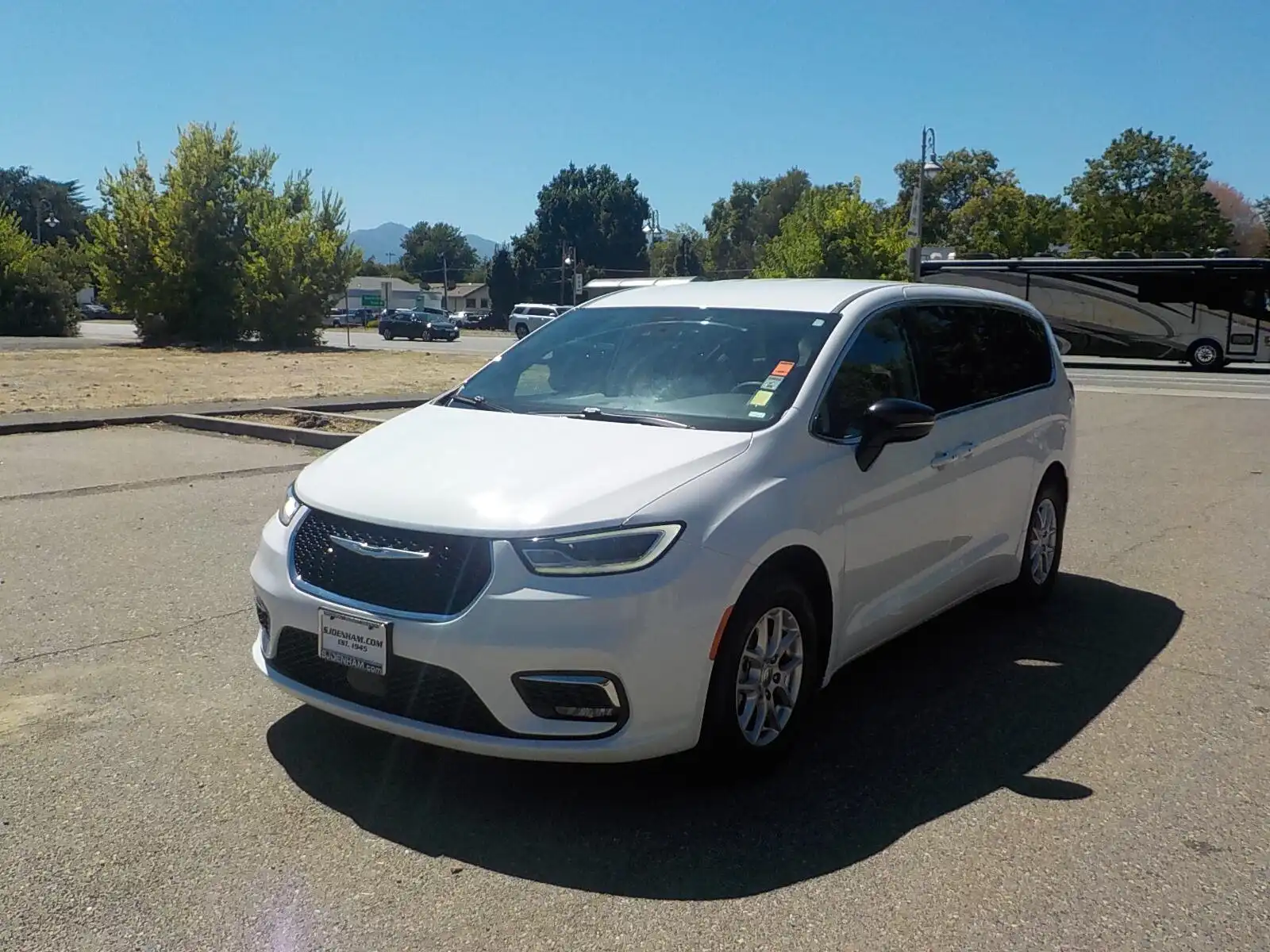 2024 Chrysler Pacifica Touring L's photo
