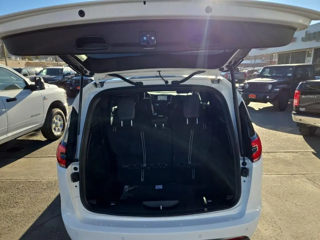 2026 Chrysler Pacifica Select AWD photo 5