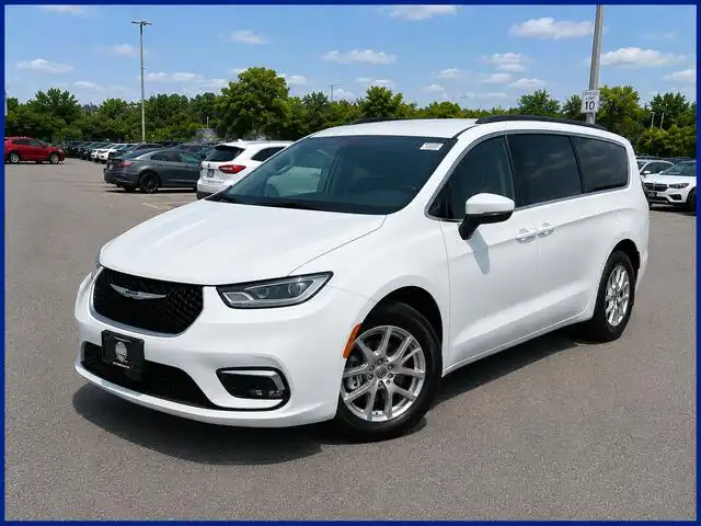 2024 Chrysler Pacifica Touring L's photo