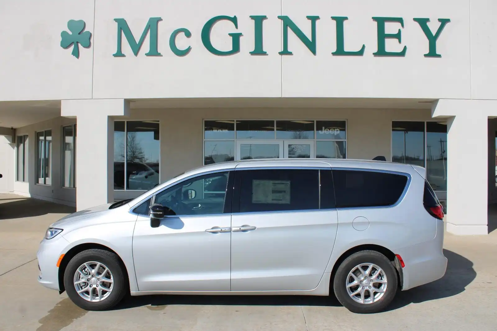 2026 Chrysler Pacifica Select's photo