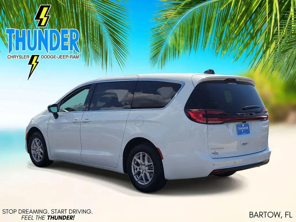 2027 Chrysler Pacifica Select photo 3