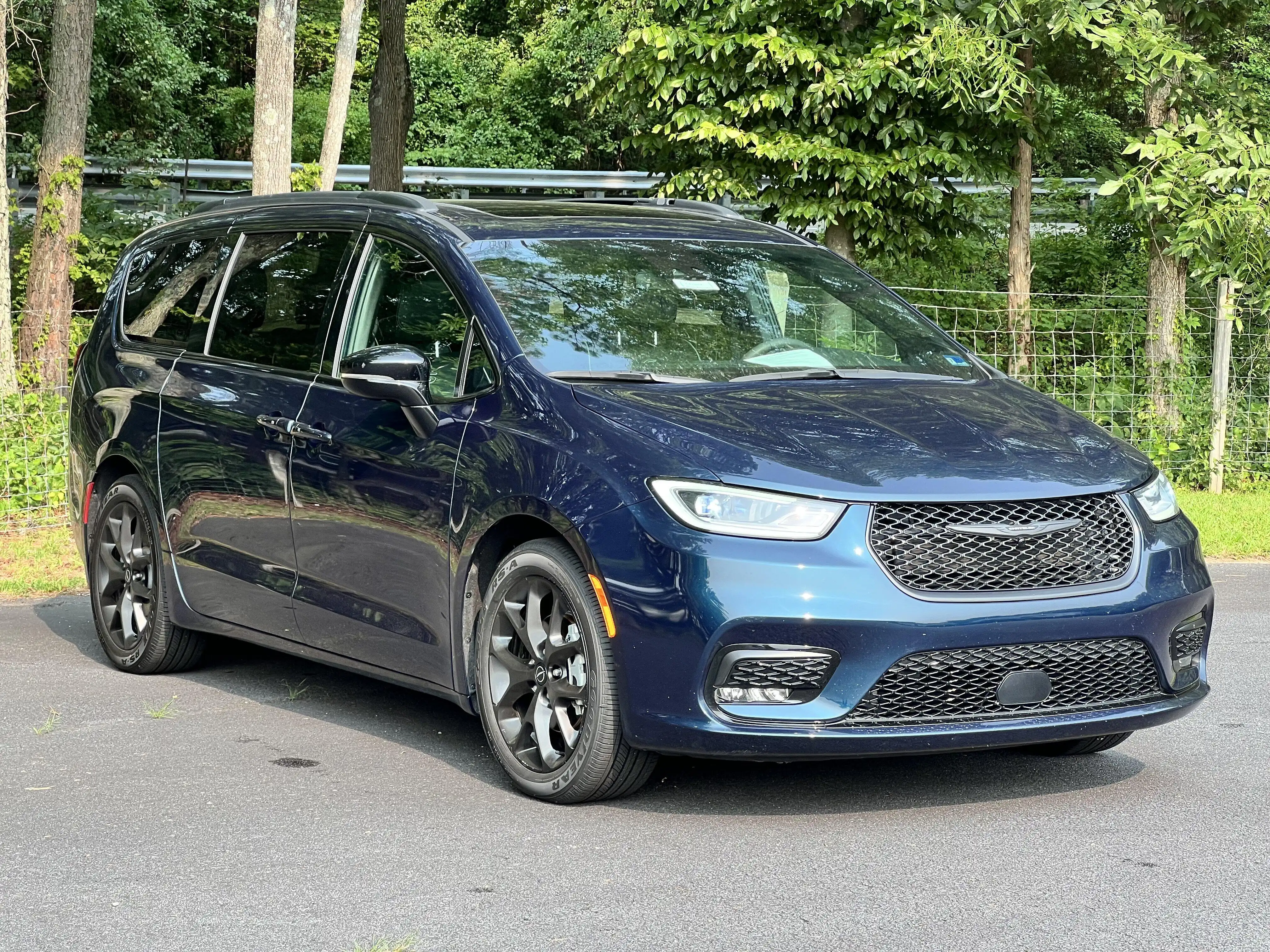 2025 Chrysler Pacifica Limited's photo