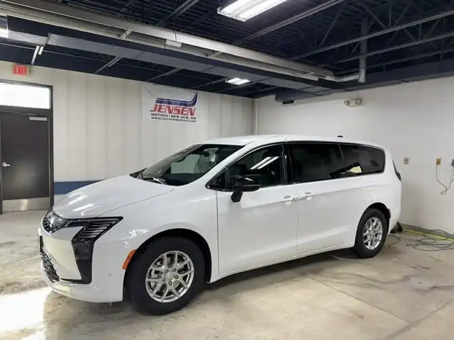 2027 Chrysler Pacifica Select's photo