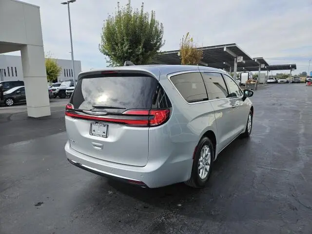 2026 Chrysler Pacifica Select photo 5