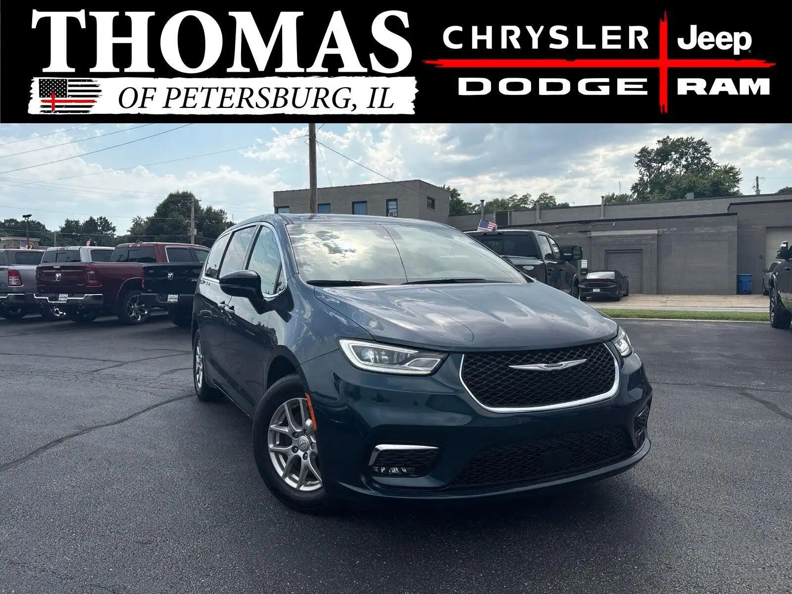 2025 Chrysler Pacifica Select's photo