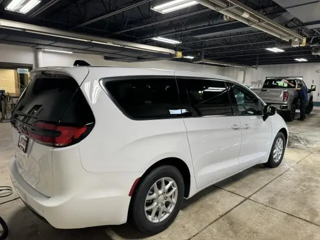 2027 Chrysler Pacifica Select photo 4