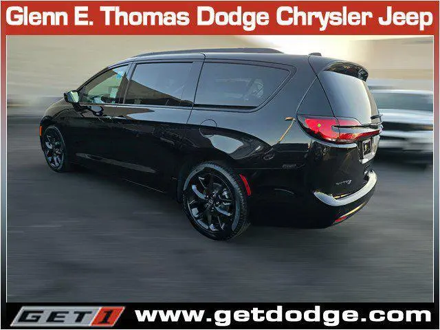 2026 Chrysler Pacifica Select photo 4