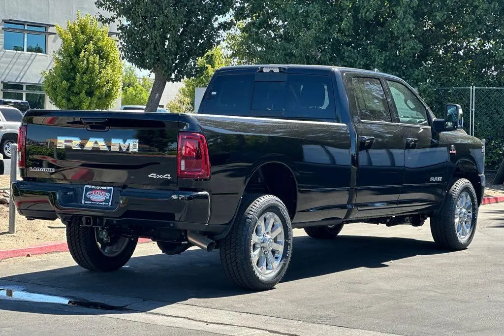 2026 RAM 2500 Laramie 4X4 Crew Cab LWB photo 4