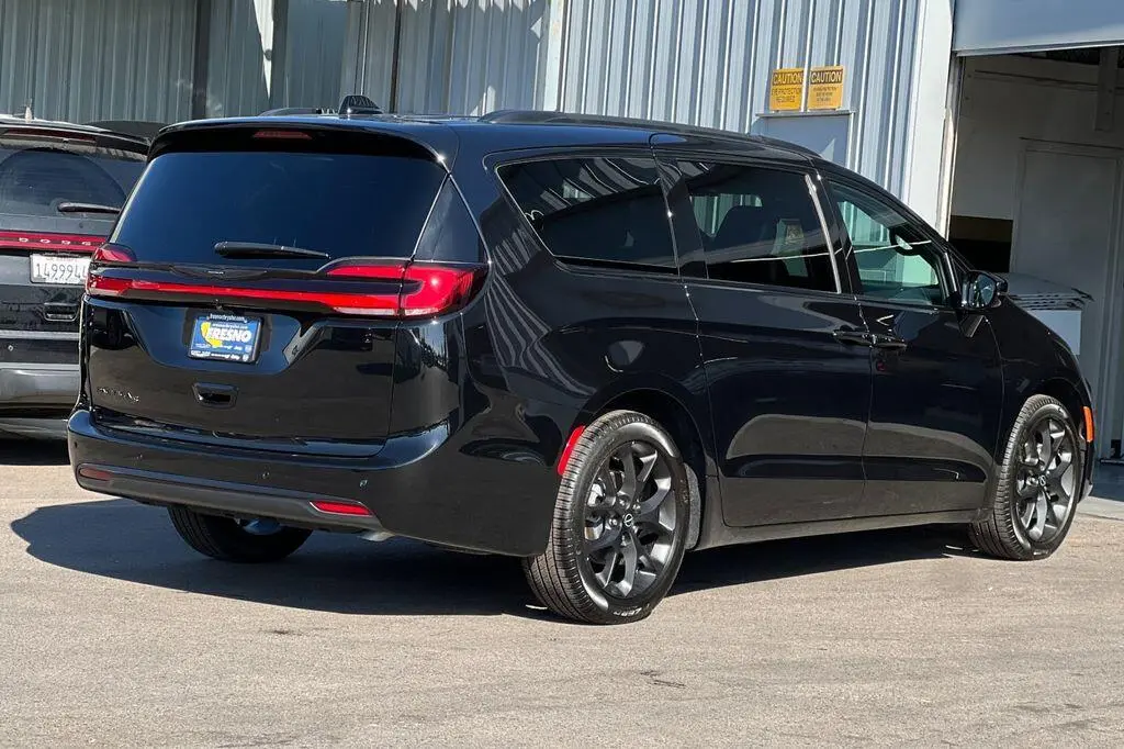 2026 Chrysler Pacifica Select photo 4