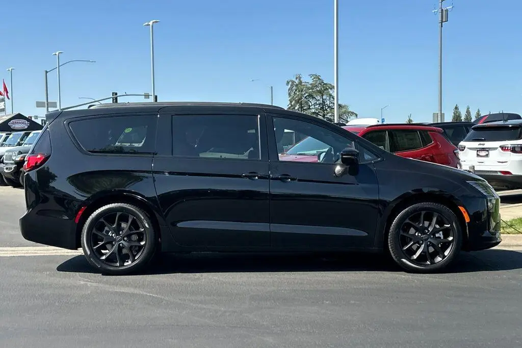 2027 Chrysler Pacifica Limited photo 3