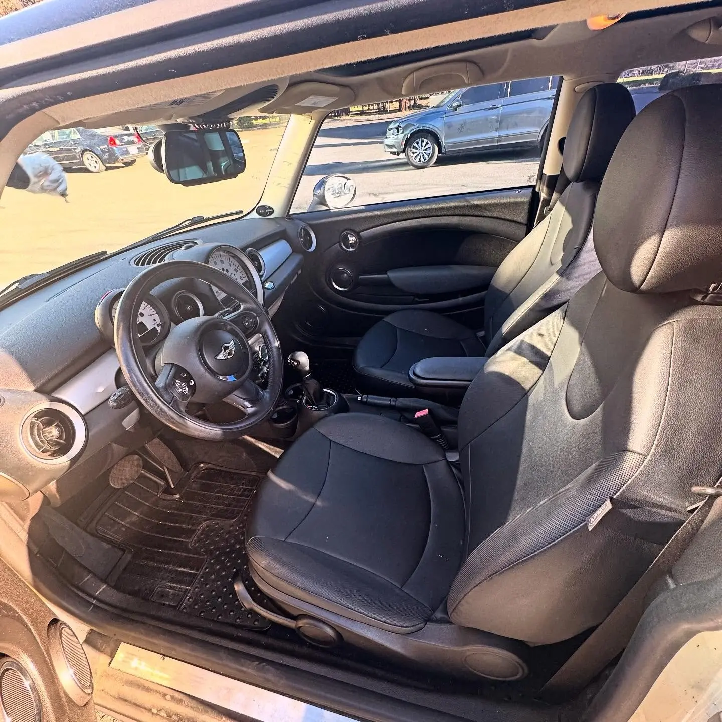 2011 MINI Cooper Base photo 4