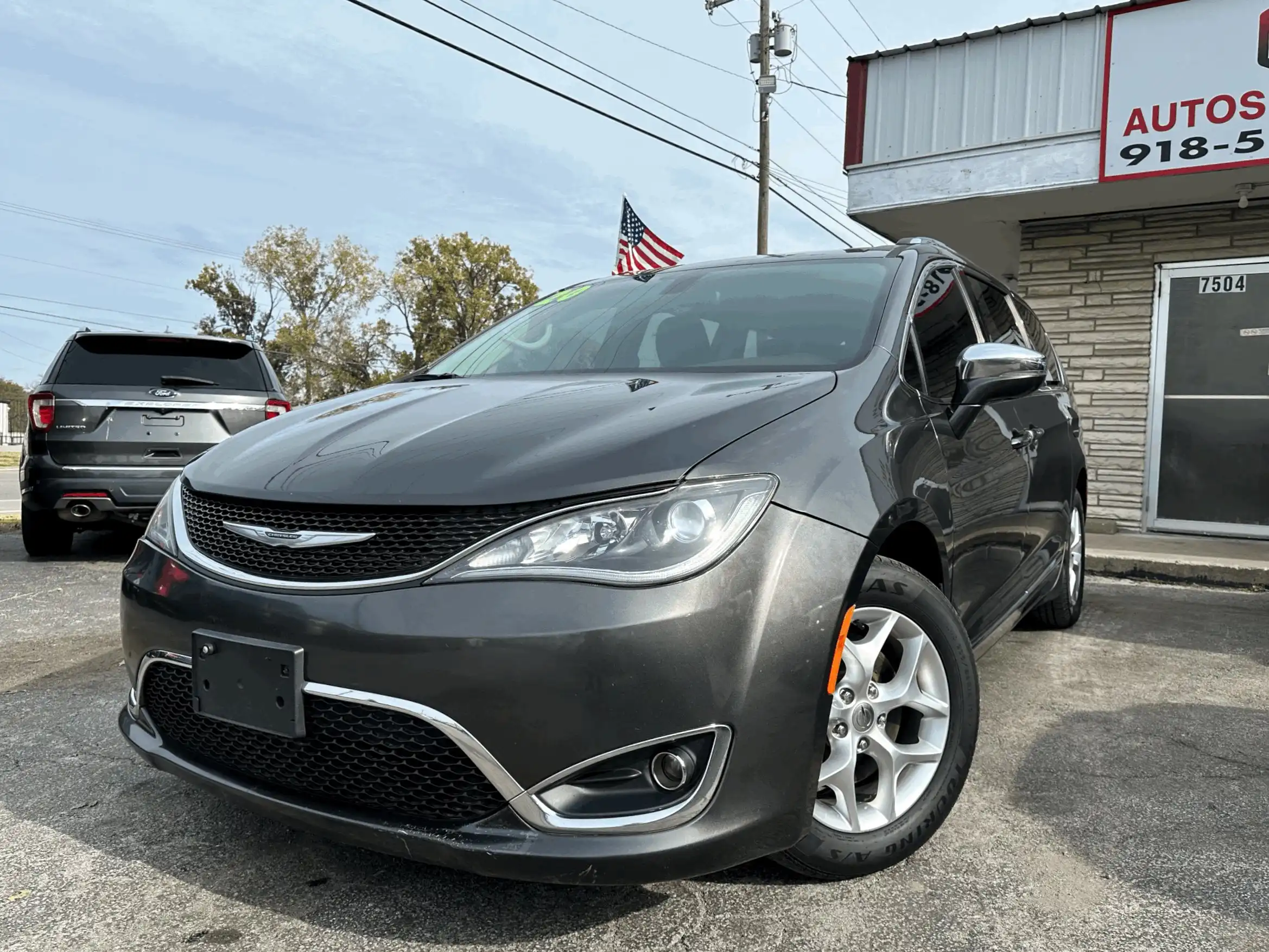 2020 Chrysler Pacifica Limited's photo