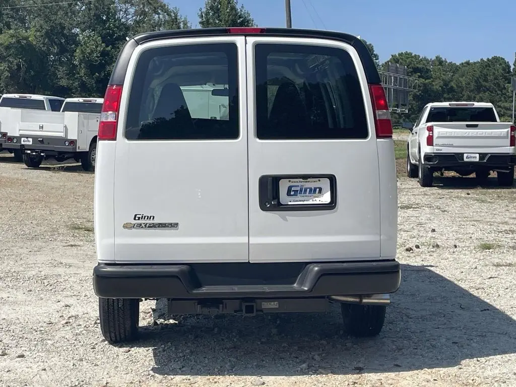 2026 Chevrolet Express Work Van HD 2500 photo 4