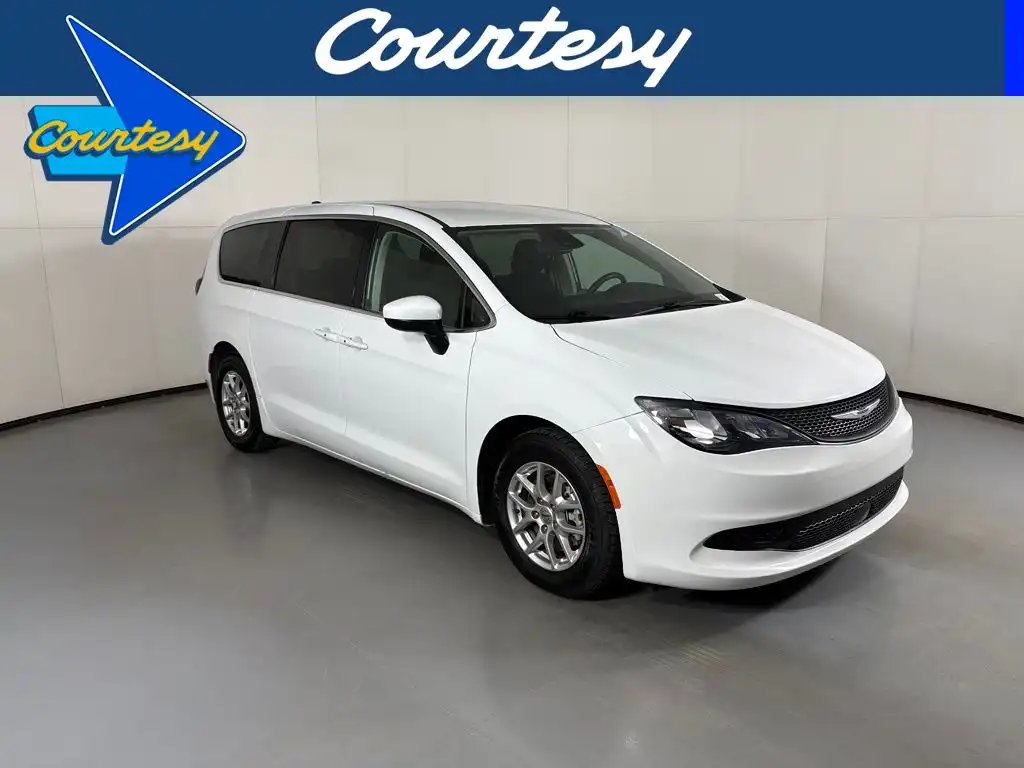 2023 Chrysler Voyager LX's photo