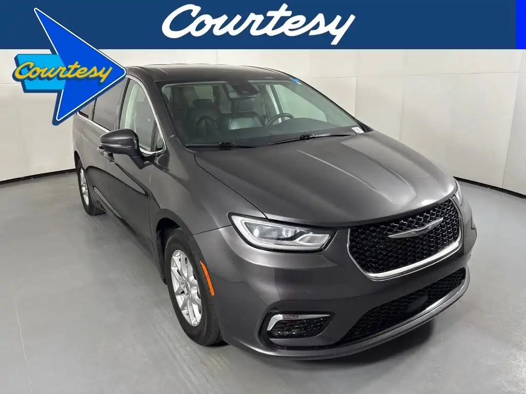2023 Chrysler Pacifica Touring L's photo
