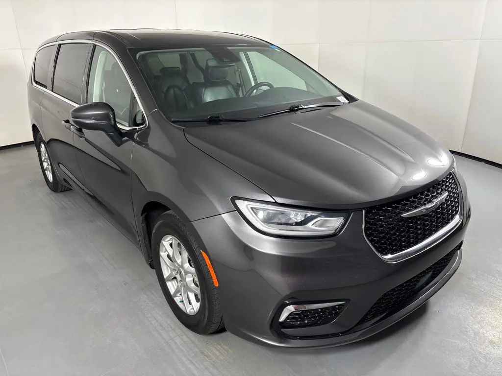 2023 Chrysler Pacifica Touring L photo 5
