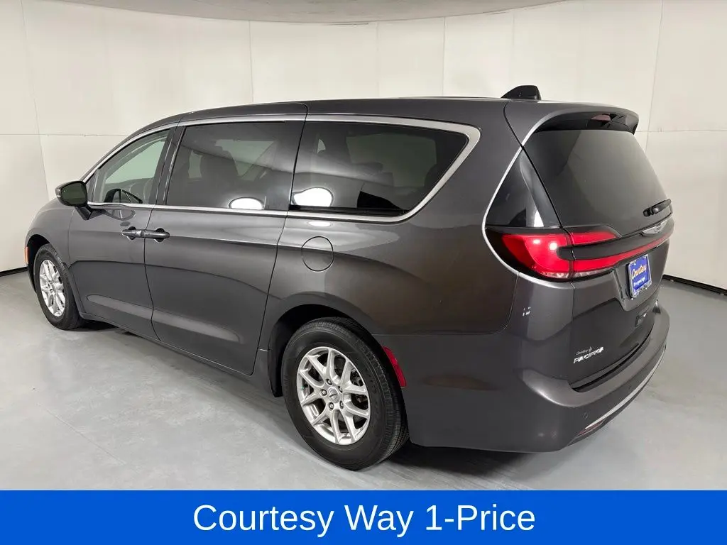 2023 Chrysler Pacifica Touring L photo 4