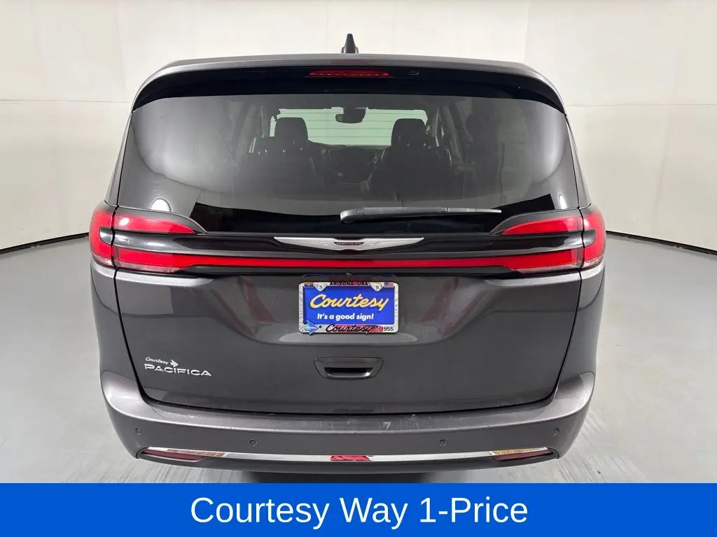2023 Chrysler Pacifica Touring L photo 3