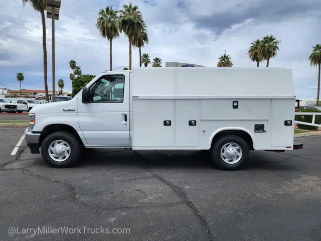 2025 Ford E-Series SRW E-350 Super Duty 138 in WB photo 4