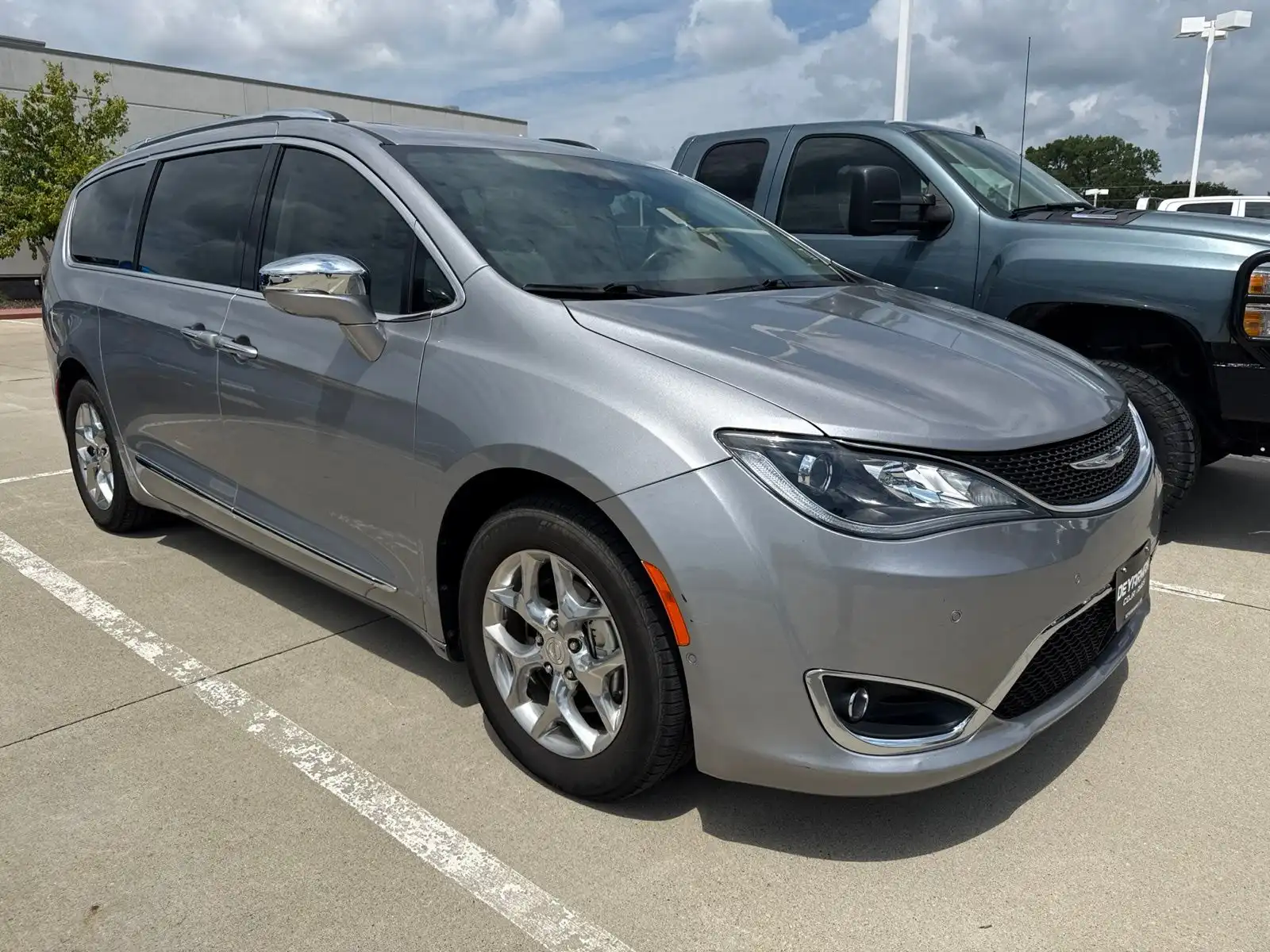 2017 Chrysler Pacifica Limited's photo