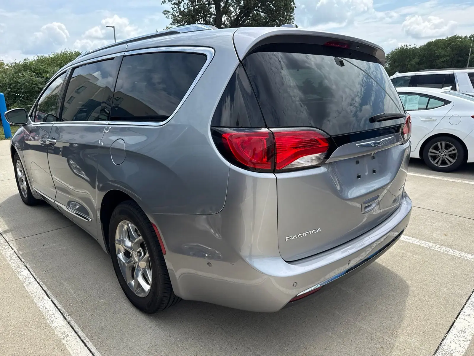 2017 Chrysler Pacifica Limited photo 3