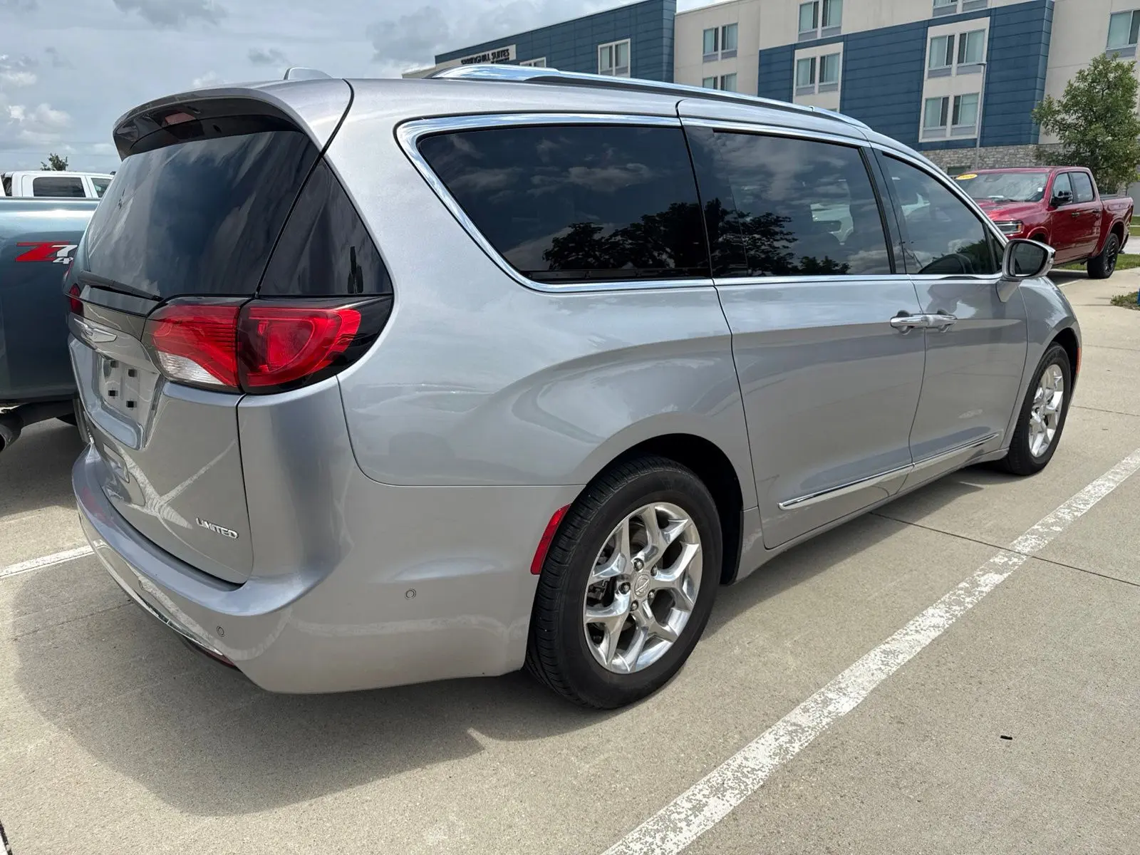 2017 Chrysler Pacifica Limited photo 4
